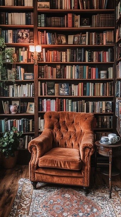 Gevulde boekenkast met leren fauteuil en leeslamp in een rustige leeshoek